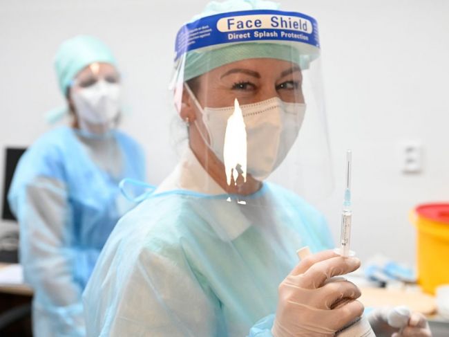 Od štvrtka budú očkovať zdravotníkov vo viac ako 50 nemocniciach
