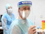 Od štvrtka budú očkovať zdravotníkov vo viac ako 50 nemocniciach