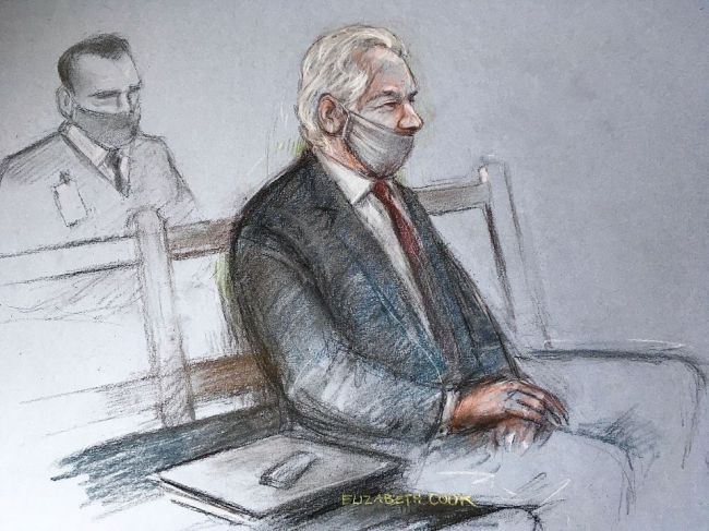 Súd v Londýne odmietol prepustiť Assangea na kauciu