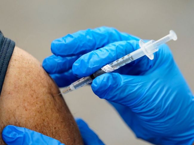 Čínske médiá kritizujú spôsob očkovania v západných krajinách