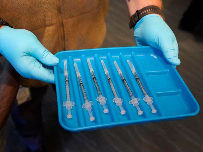 29 Američanov malo vážnu alergickú reakciu po vakcíne proti koronavírusu