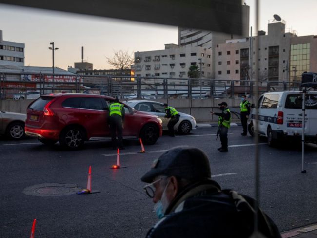 Počet nakazených v Izraeli rastie napriek očkovaniu, krajina sprísňuje lockdown
