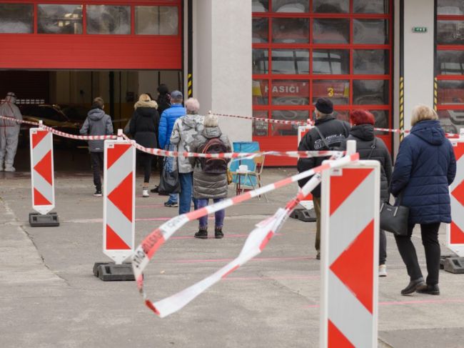 V Nitre sa začalo testovanie, pred odbernými miestami sú dlhé rady