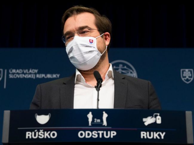 COVIDu na Slovensku denne podľahne 100 ľudí, problémy s lôžkami hrozia aj inde