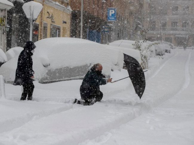 Husté sneženie si v Španielsku vyžiadalo dve obete. Madrid je paralyzovaný