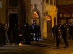 VIDEO: Ťažkoodenci zasahovali voči nelegálnej párty v centre Prahy