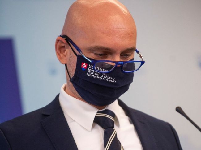 Gröhling: Politika sa na Slovensku robí cez sociálne siete, musí to skončiť