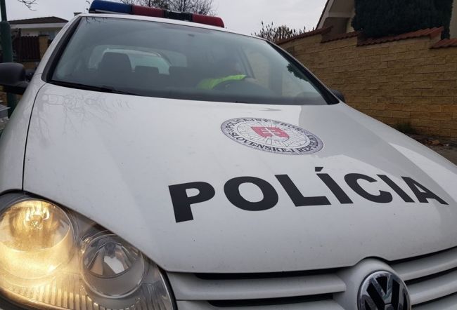Polícia zadržala a obvinila vodiča, ktorý jazdil zo strany na stranu
