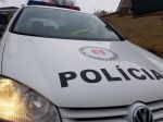 Polícia zadržala a obvinila vodiča, ktorý jazdil zo strany na stranu