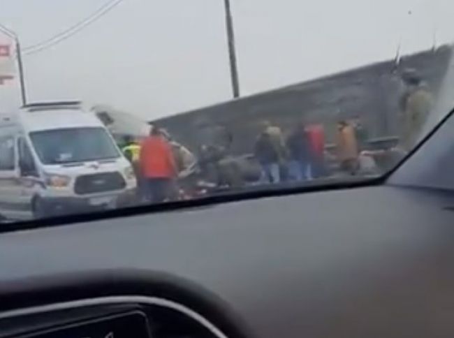 Video: Zrážka kamióna s kolónou autobusov si vyžiadala 4 obete a 50 ranených