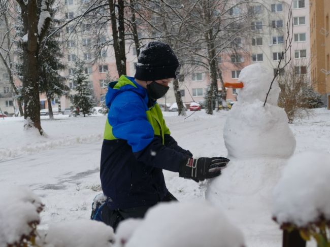 SHMÚ varuje: V týchto krajoch môže napadnúť až 15 cm nového snehu