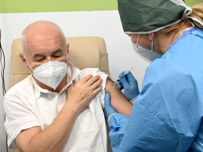 MZ SR: Ochorenie COVID-19 môže mať dlhodobé vedľajšie účinky, vakcína ich nemá