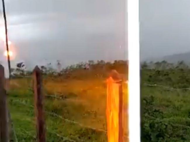 Šokujúce video: Muž natáčal zvláštne počasie. Vtom doňho udrel blesk