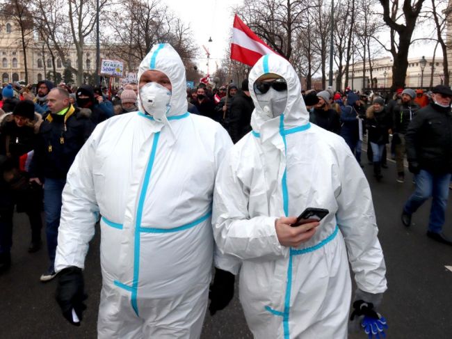 Vo Viedni protestovalo proti pandemickým opatreniam zhruba 10.000 ľudí
