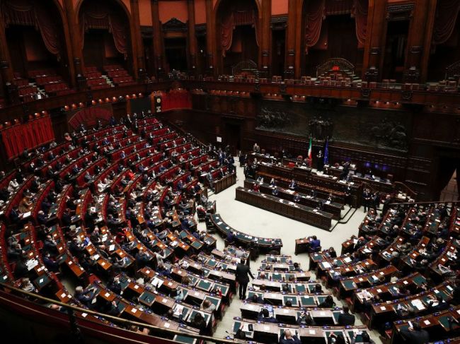 Poslanecká snemovňa talianskeho parlamentu vyslovila dôveru vláde premiéra Conteho