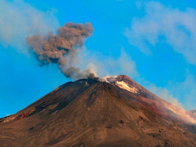Sicílska sopka Etna sa opäť prebudila k životu