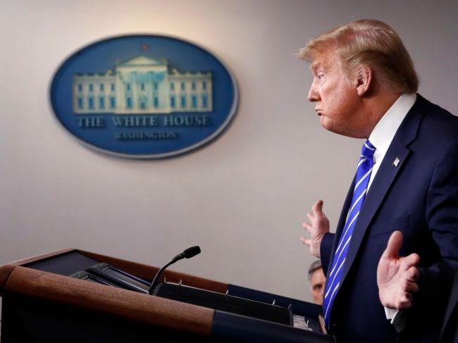Trump zbavil svojich spolupracovníkov etickej prísahy