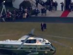 Video: Trumpovci naposledy opustili Biely dom. Toto zaželal Trump novej administratíve