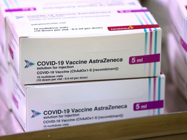 Vakcínu od AstraZenecy by mohli schváliť koncom januára