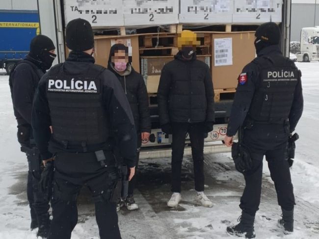 Migranti z Líbye sa dostali do Trenčína na nápravách návesu
