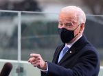 Biden sprísňuje opatrenia v USA. Toto čaká cestujúcich po prílete do krajiny