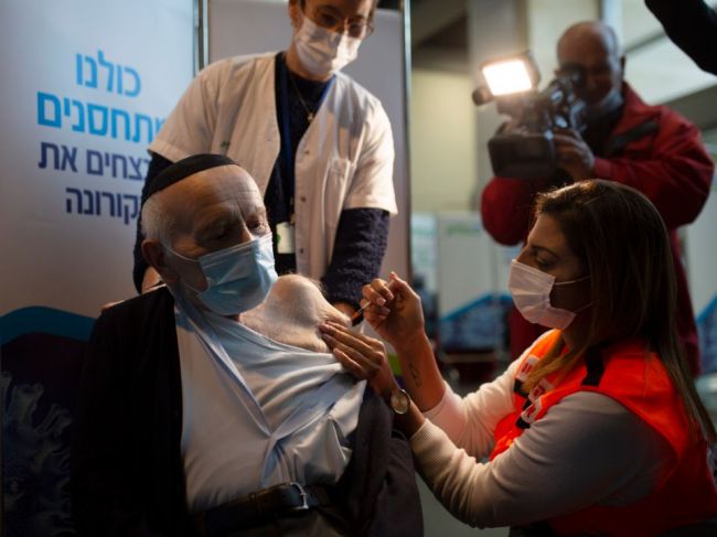 V Izraeli zaočkovali za jediný deň rekordných takmer 224.000 ľudí