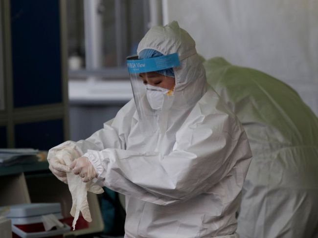 Prvé podozrenie na koronavírus sa objavilo pred rokom, pandémia sa neočakávala