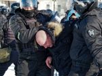 Tisíce ľudí demonštrujú za prepustenie Navaľného, polícia zatýka
