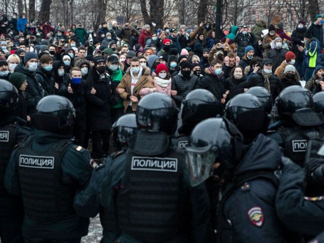 Na protestoch zadržali už vyše 1600 ľudí; Moskva odmietla zasahovanie USA