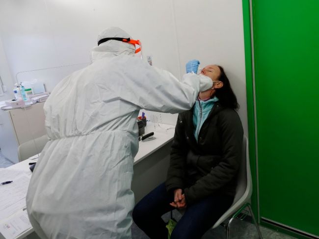 V Českeu pribudlo 8423 nakazených, opäť mierne stúplo reprodukčné číslo vírusu
