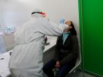 V Českeu pribudlo 8423 nakazených, opäť mierne stúplo reprodukčné číslo vírusu