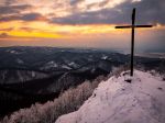SHMÚ: V pondelok môže v niektorých okresoch Slovenska napadnúť do 25 cm snehu