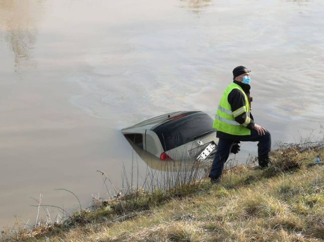 Z kanála vytiahli osobné auto s mŕtvym mužom