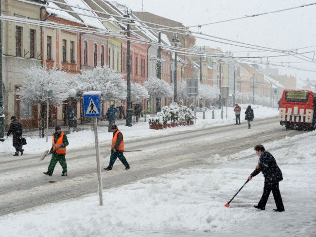 Snežeznie komplikuje situáciu na cestách, pozor treba dať najmä na východe