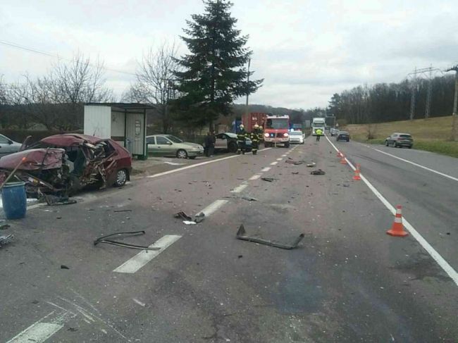 Pri Prievidzi došlo k tragickej nehode, autá sa zrazili s kamiónom