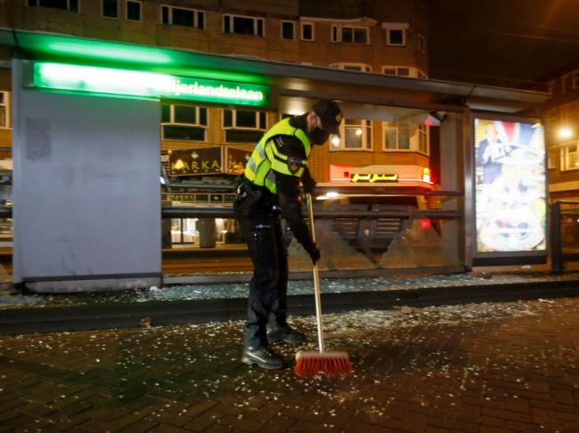 V Holandsku pokračujú násilné protesty proti nočnému zákazu vychádzania