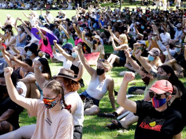 Tisícky ľudí protestovali proti oslavám Dňa Austrálie