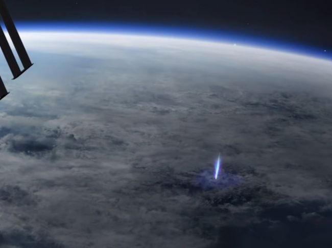 Video: Zvláštny záber z ISS: Vedci zaznamenali modrý lúč smerujúci zo Zeme do vesmíru