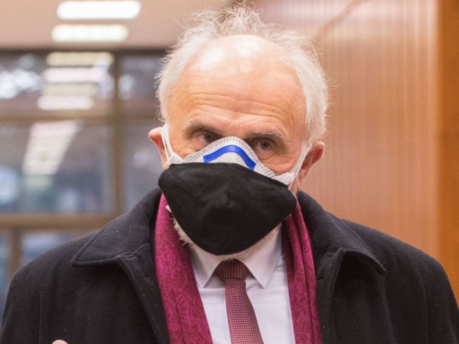Mičovský podľa Hlasu-SD hazarduje s poľnohospodármi