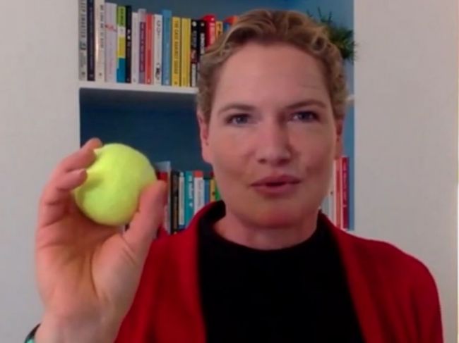 Video: Tip expertky, ako zamedziť chrápaniu: Postačí vám tenisová loptička