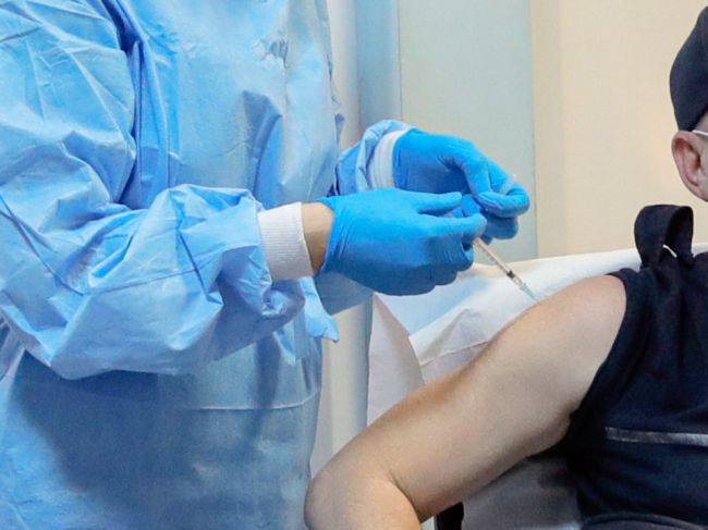 V Česku pre nedostatok vakcín odporučili prerušiť očkovanie proti koronavírusu