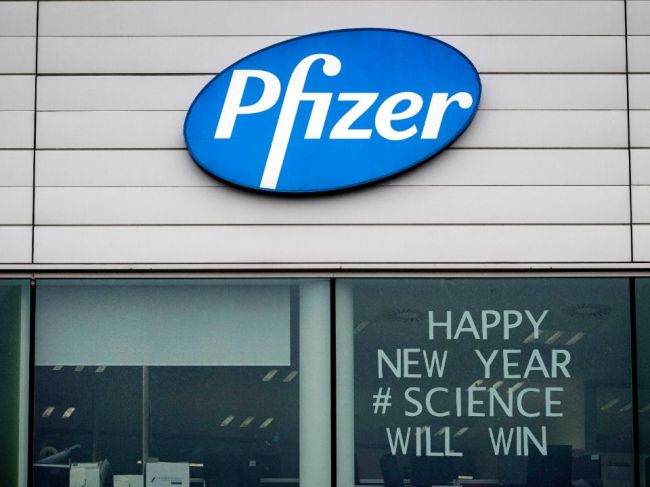 Pfizer: Naša vakcína je účinná aj proti britskému a juhoafrickému variantu