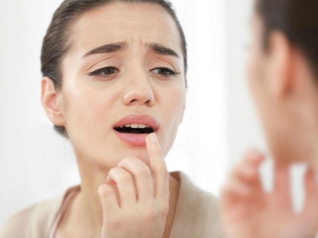 Ako sa COVID-19 prejavuje v ústach: 4 príznaky, ktoré ho prezradia