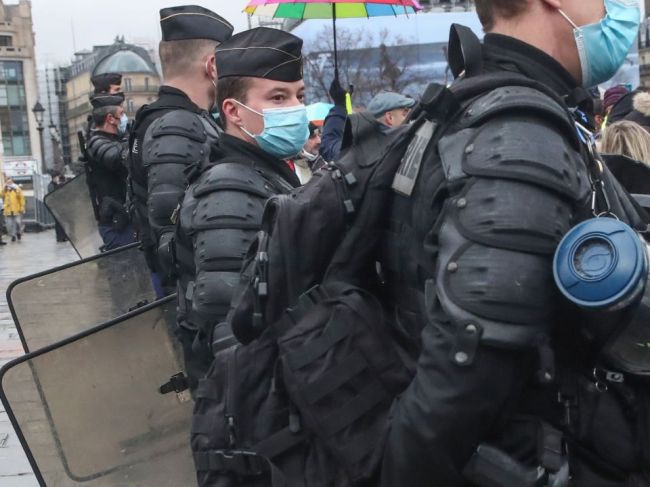 Francúzski policajti z budú potrestaní za usporiadanie párty