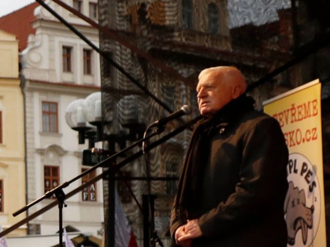 Exprezident Klaus dostal za nenosenie rúška pokutu 10.000 korún
