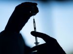 EMA odporúča podať druhú dávku vakcíny od Pfizeru po troch týždňoch