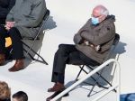 Suveníry so Sandersovou fotkou z Bidenovej inaugurácie pomáhajú charite