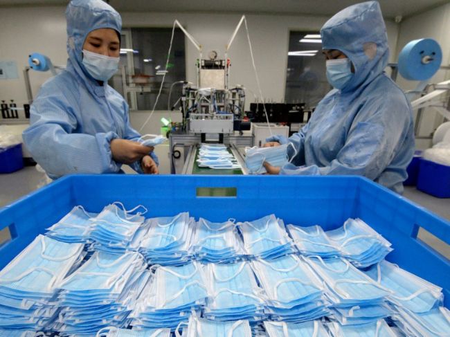 Čína v minulom roku vyviezla viac ako 220 miliárd rúšok