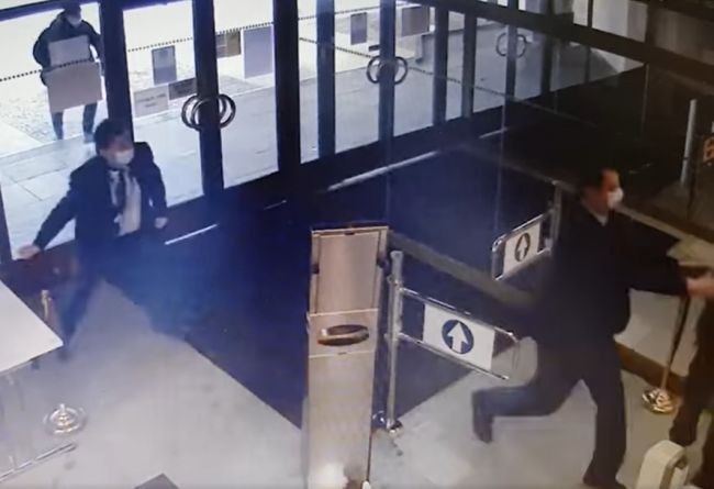 VIDEO: Polícia obvinila muža, ktorý sa so sekerou pokúšal dostať do Národnej rady SR