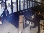 VIDEO: Polícia obvinila muža, ktorý sa so sekerou pokúšal dostať do Národnej rady SR